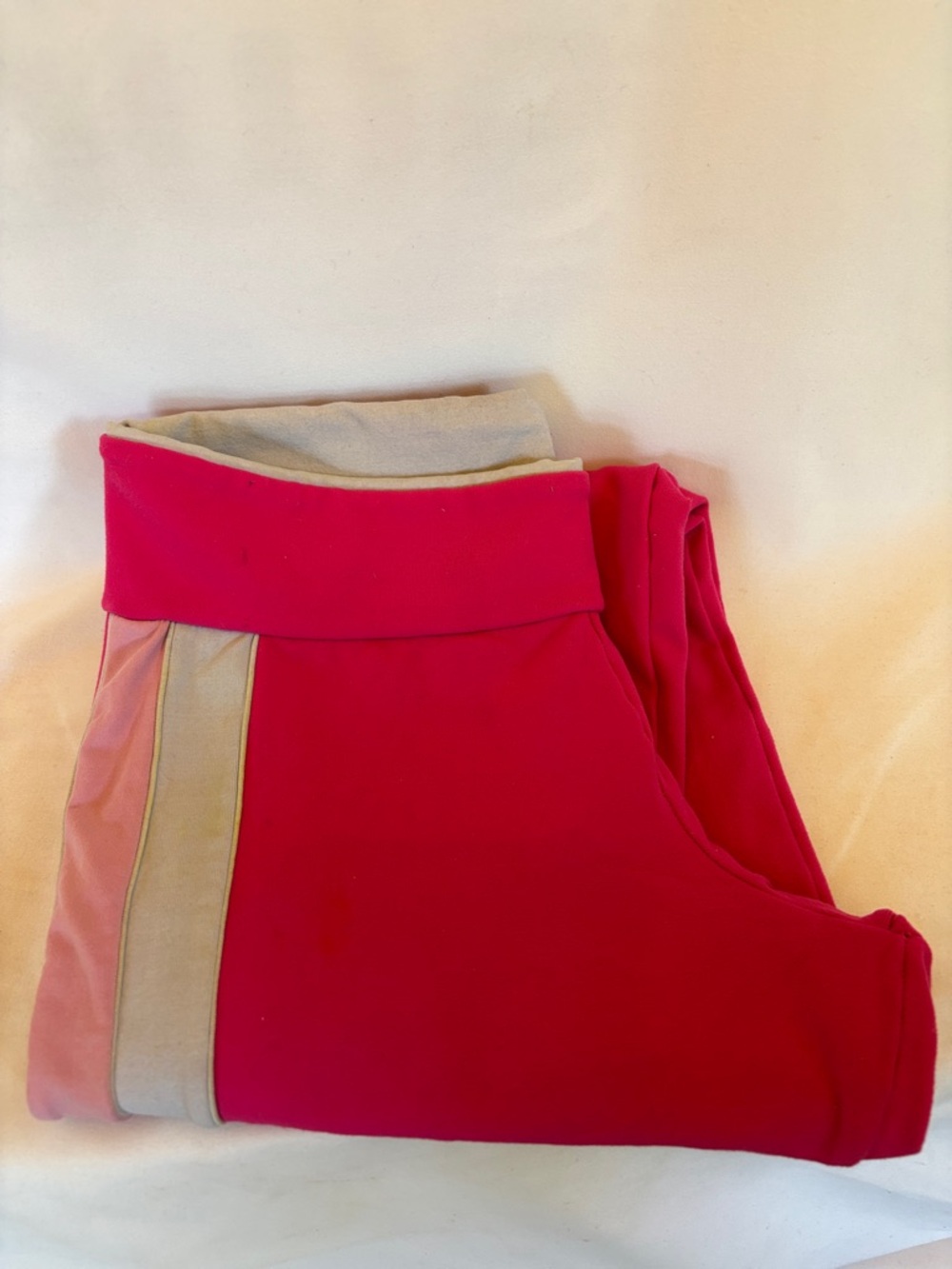 GENTLY WORN WOMEN’S HOT PINK CAPRI LEGGINGS WITH CONTRASTING SIDE STRIPES - Picture 3 of 12